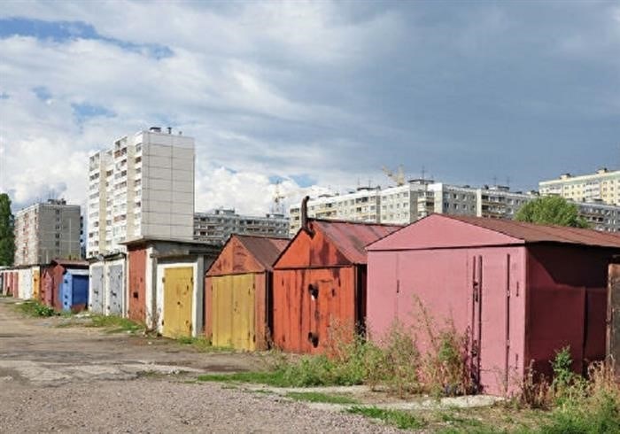 Внутри пределов города расположены старые автомастерские.