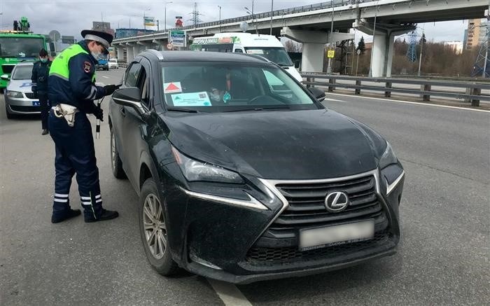 По требованию представителя Государственной инспекции по безопасности дорожного движения необходимо безусловно продемонстрировать страховку.