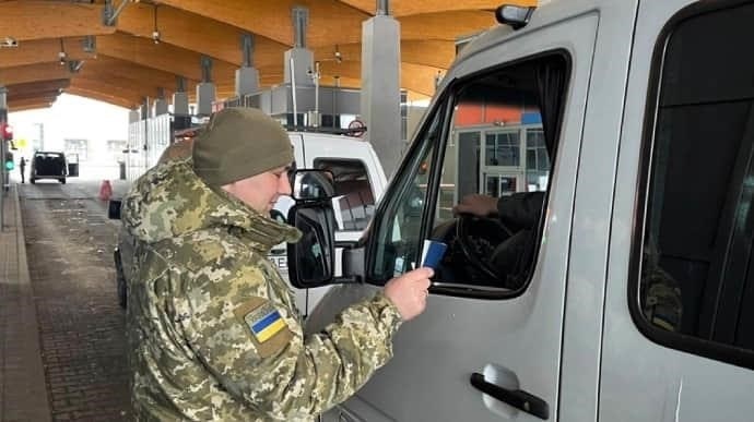 Правила для граждан мужского пола в возрасте от 18 до 60 лет, покидающих Украину во время войны в 2023 году